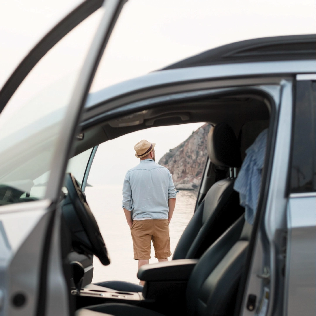 aluguer-subscricao-homem-carro-praia-quadrada
