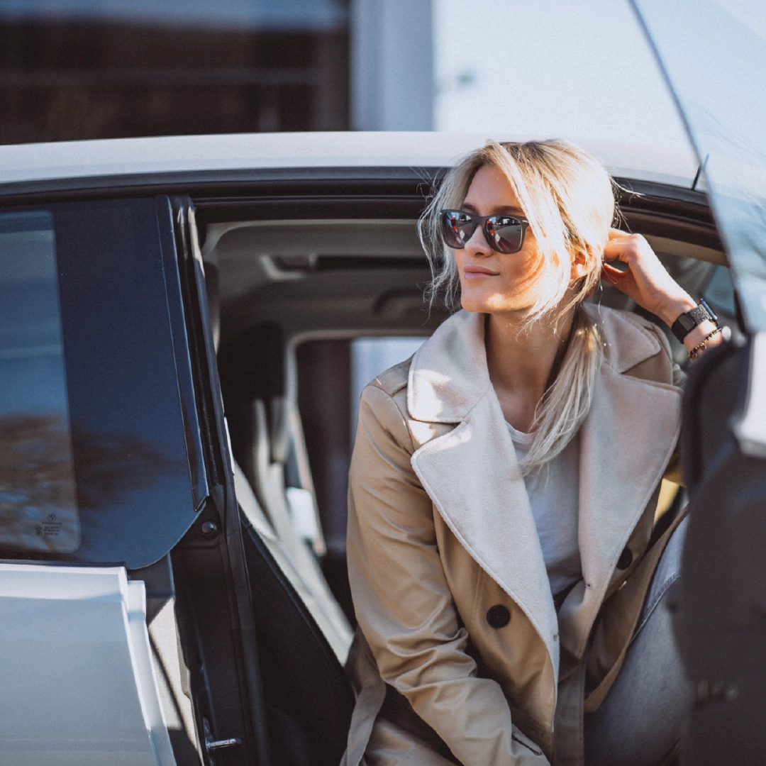 aluguer-subscricao-mulher-carro-quadrada